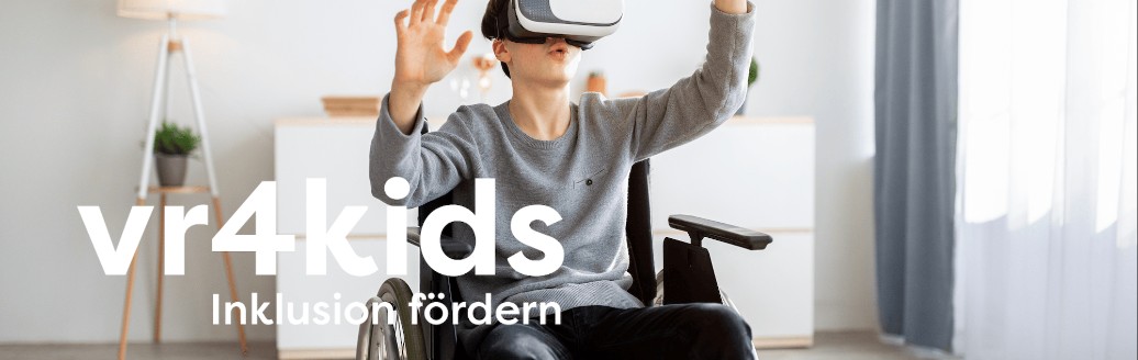 Junge im Rollstuhl mit Virtual Reality Brille
