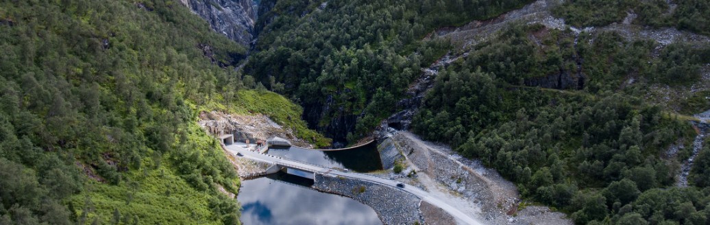 Wasserkraftwerk inmitten norwegischer Berge