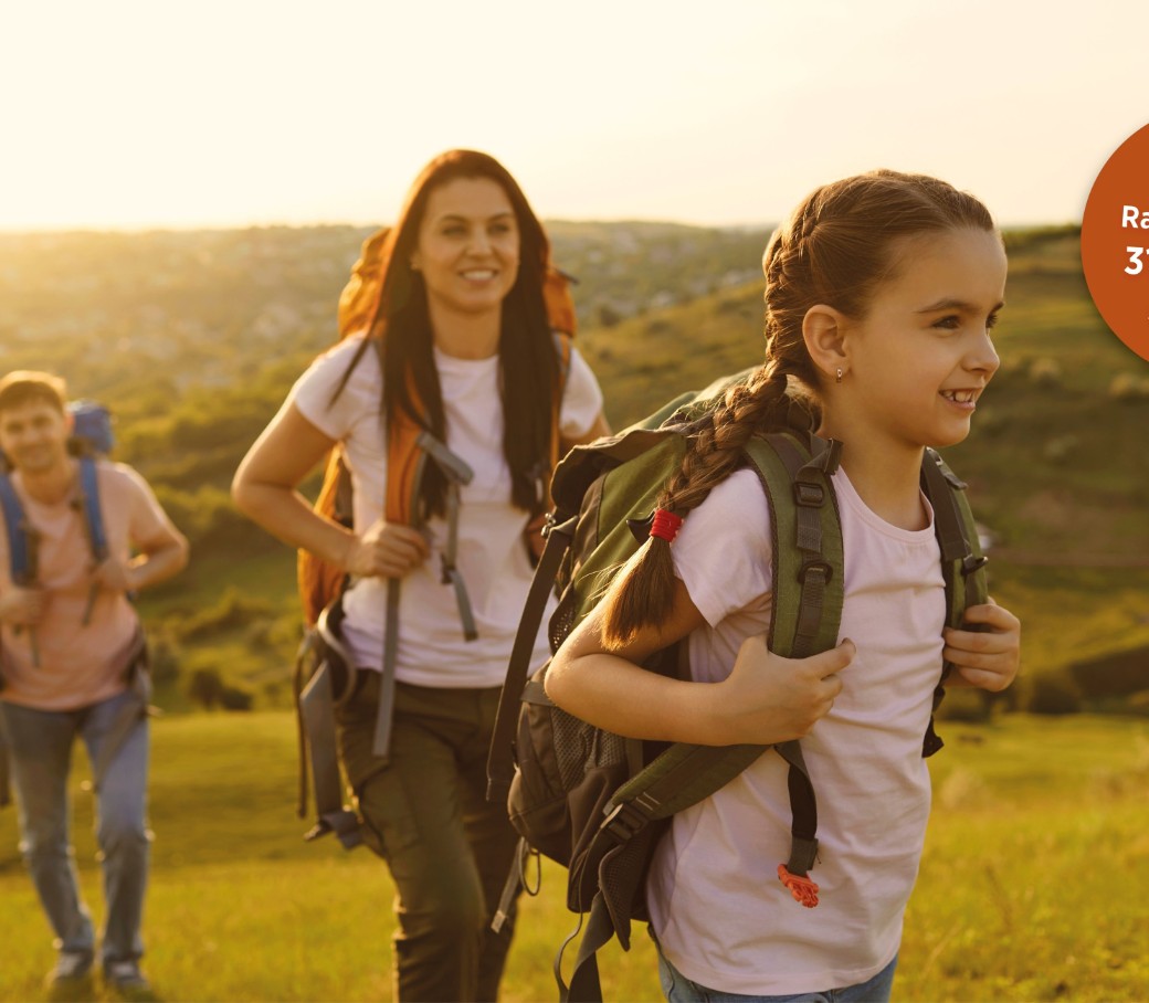 Eine junge Familie mit Rucksäcken beim Wandern