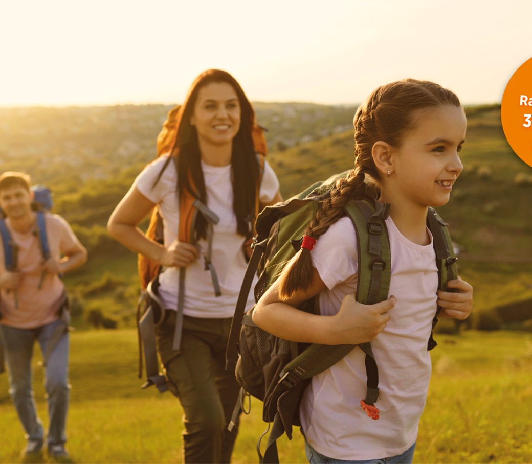 Eine junge Familie mit Rucksäcken beim Wandern