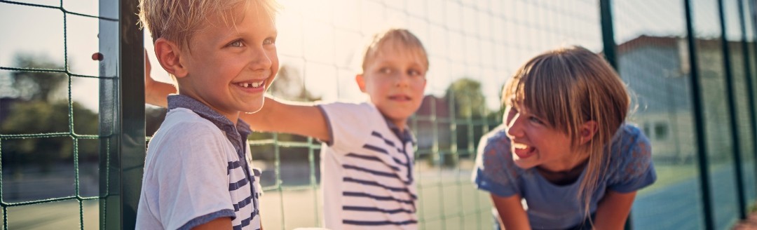 Schüler spielen in der Pause Fußball auf dem Pausenhof