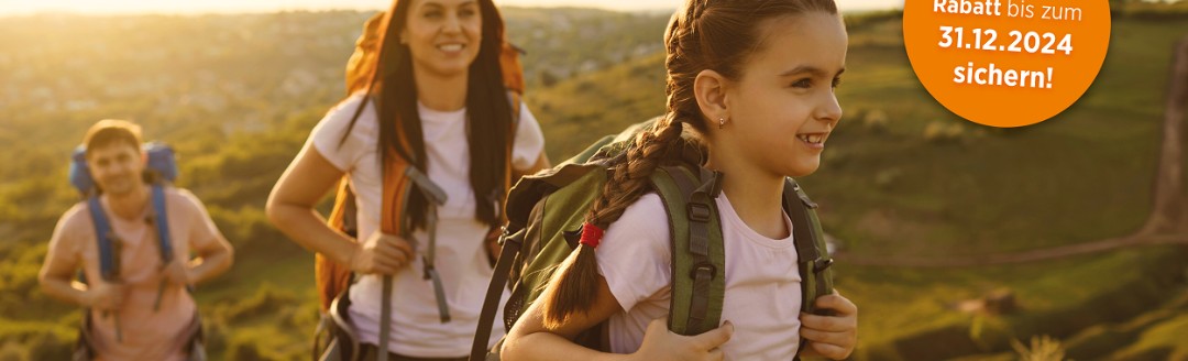 Eine junge Familie mit Rucksäcken beim Wandern