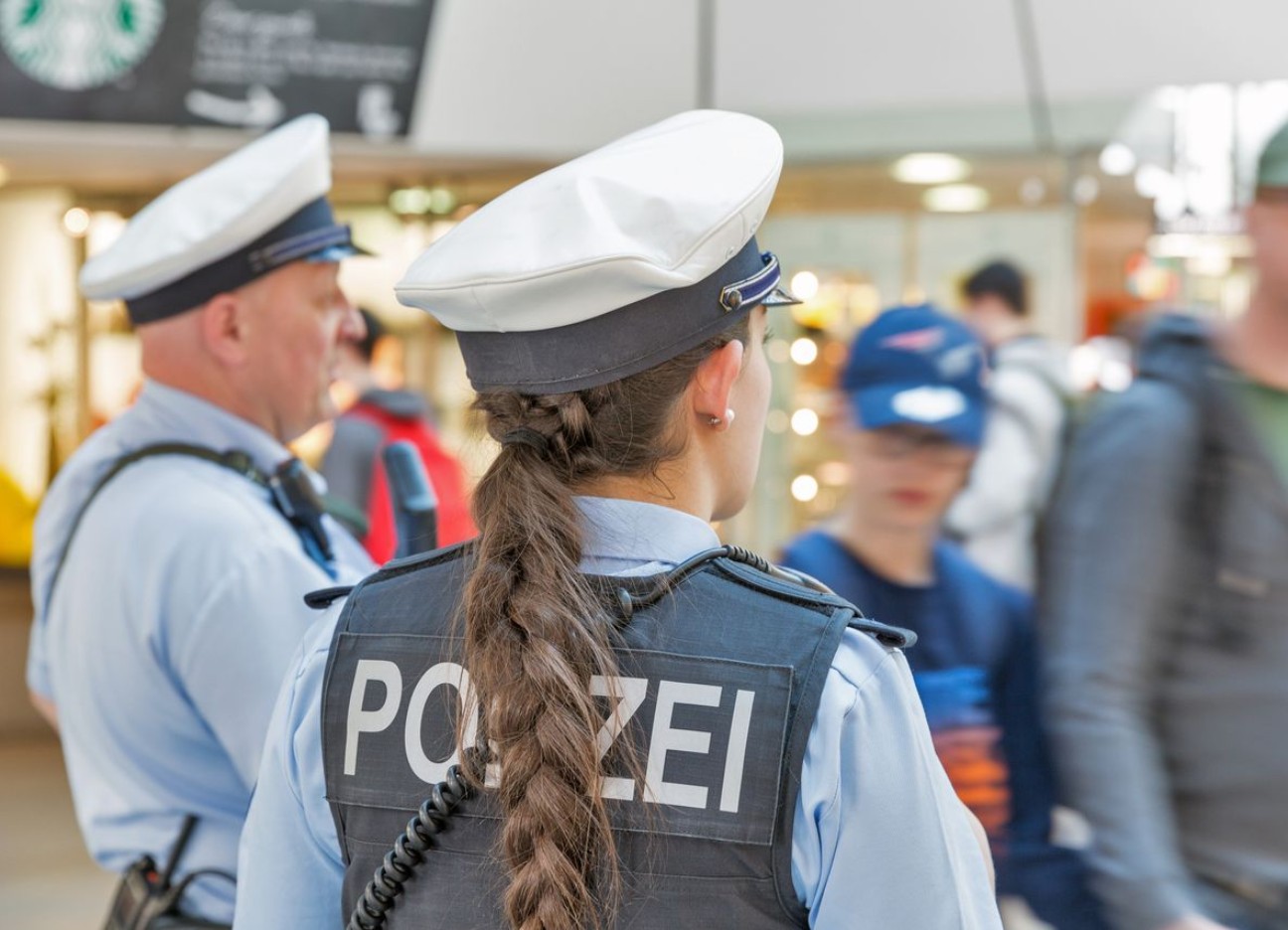 Ein Polizeibeamter und eine jüngere Polizistin im Einsatz in einem Shopping-Center