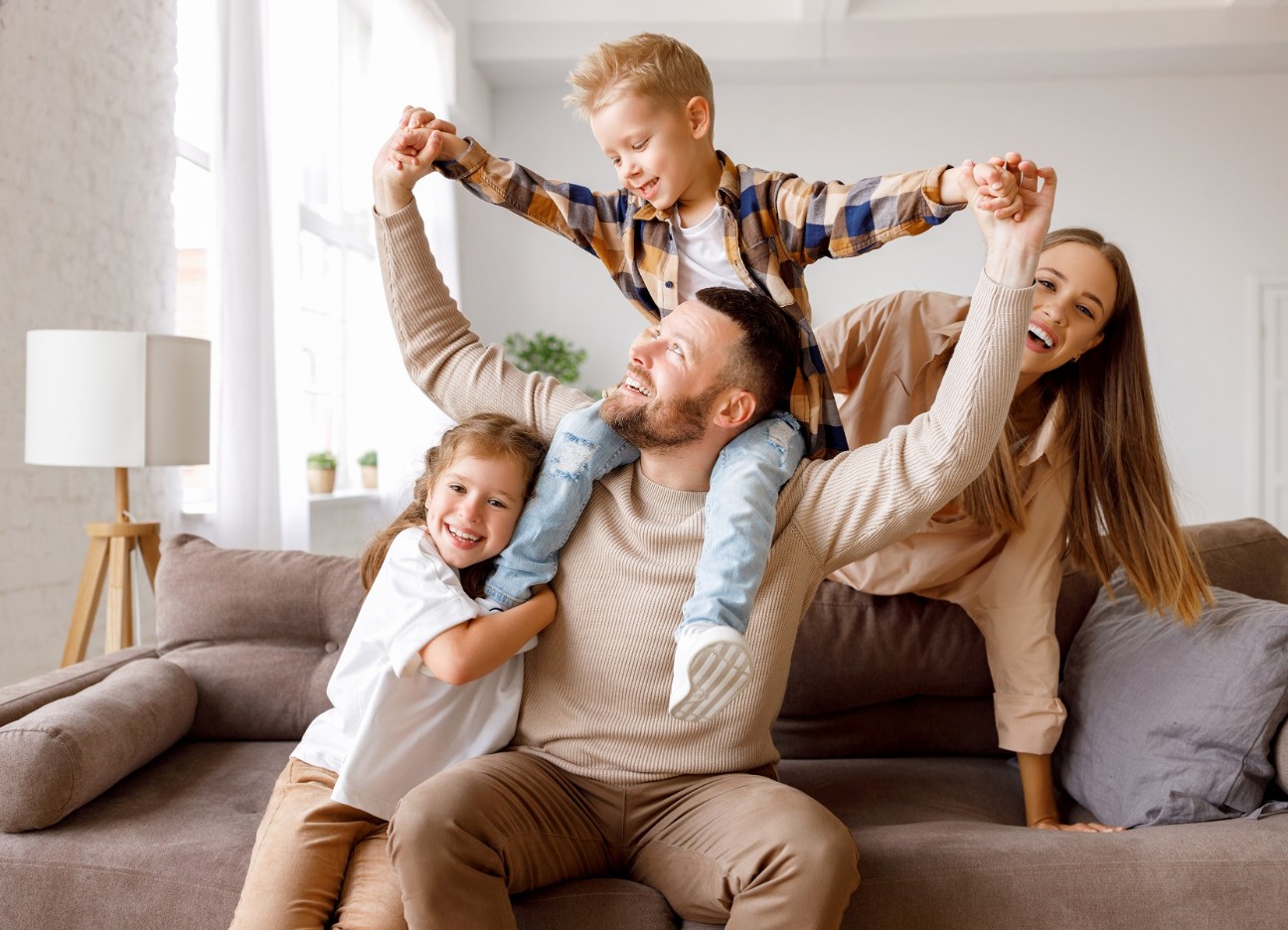 Glückliche Familie, Mutter, Vater und Kinder, haben Spaß zu Hause auf der Couch.