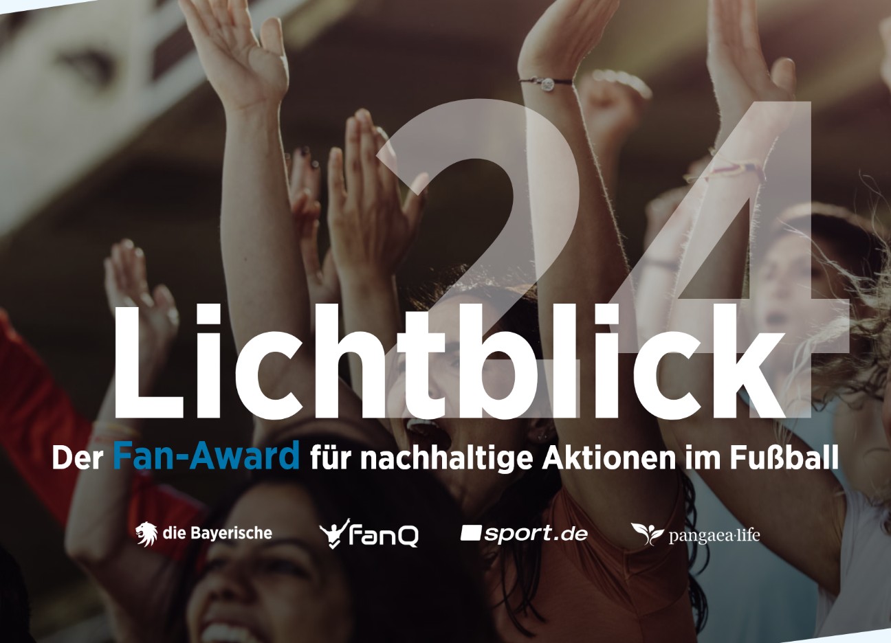 Im Hintergrund: jubelnde Fans; im Vordergrund: Slogan "Lichtblick - der Fan-Award für nachhaltige Aktionen im Fußball" und Logos von "die Bayerische", "FanQ", "sport.de" und "Pangaea Life"