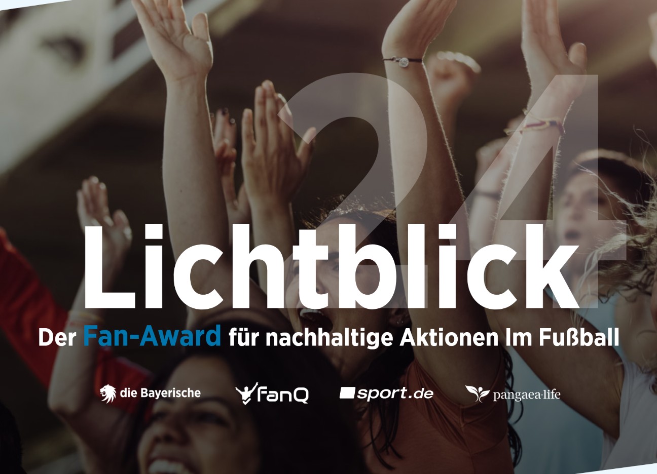 Im Hintergrund: jubelnde Fans; im Vordergrund: Slogan "Lichtblick - der Fan-Award für nachhaltige Aktionen im Fußball" und Logos von "die Bayerische", "FanQ", "sport.de" und "Pangaea Life"