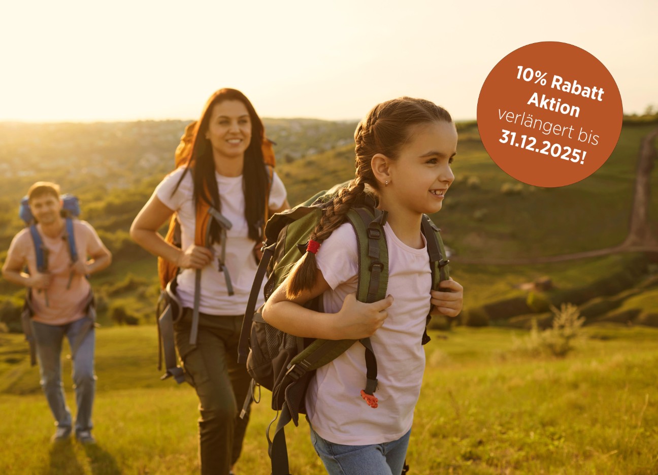 Junges Paar mit Tochter beim Wandern in leicht hügeliger Umgebung, Titelbild mit Hinweis auf 10% Rabatt Junges Paar mit Tochter beim Wandern in leicht hügeliger Umgebung, Titelbild mit Hinweis auf 10% Rabatt
