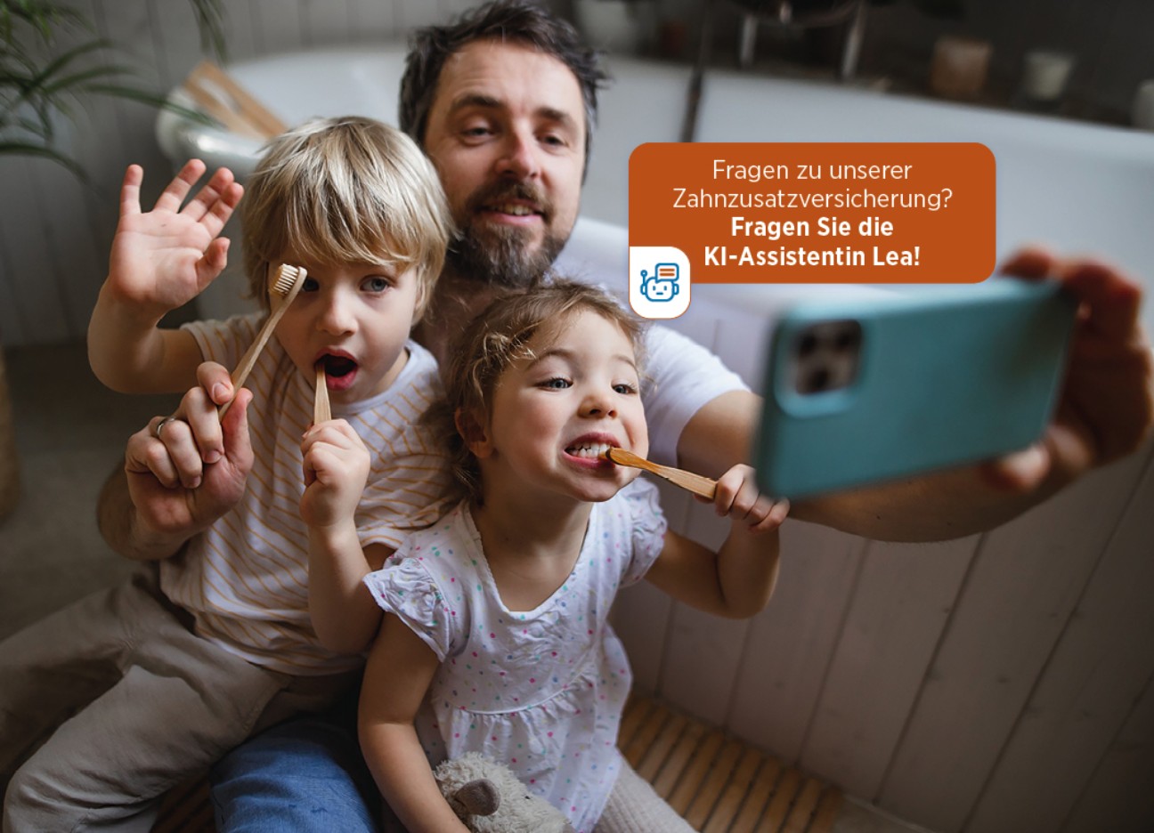 Ein Vater nimmt mit seiner Tochter und seinem Sohn ein Selfie auf, während sie beide am Zähne putzen sind. Im Bild der Schriftzug "Fragen zu unserer Zahnzusatzversicherung? Fragen Sie Lea!" Ein Vater nimmt mit seiner Tochter und seinem Sohn ein Selfie auf, während sie beide am Zähne putzen sind. Im Bild der Schriftzug "Fragen zu unserer Zahnzusatzversicherung? Fragen Sie Lea!"