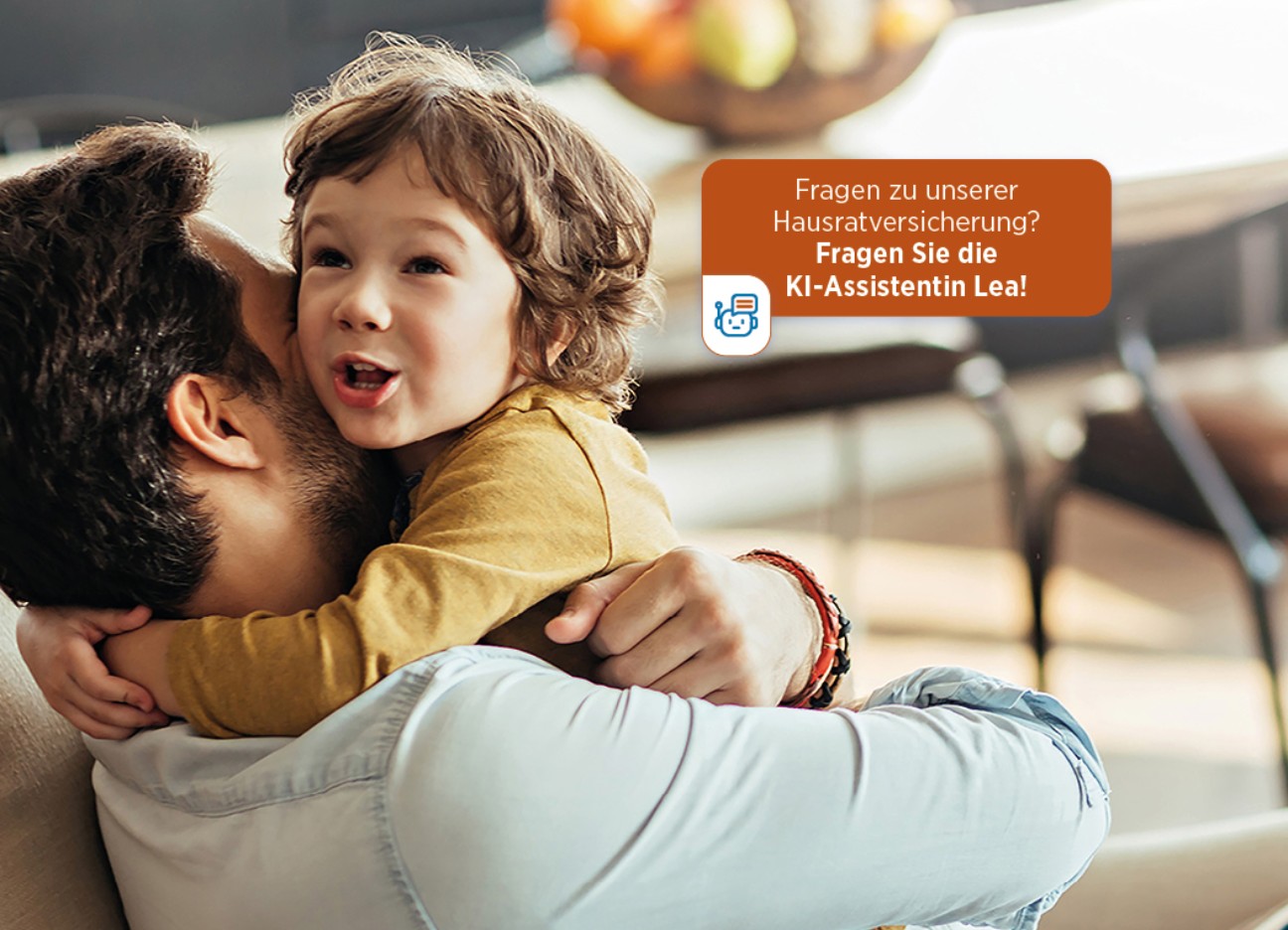 Ein kleiner Junge umarmt seinen Vater. Im Bild der Schriftzug "Fragen zu unserer Hausratversicherung? Fragen Sie Lea!" Ein kleiner Junge umarmt seinen Vater. Im Bild der Schriftzug "Fragen zu unserer Hausratversicherung? Fragen Sie Lea!"