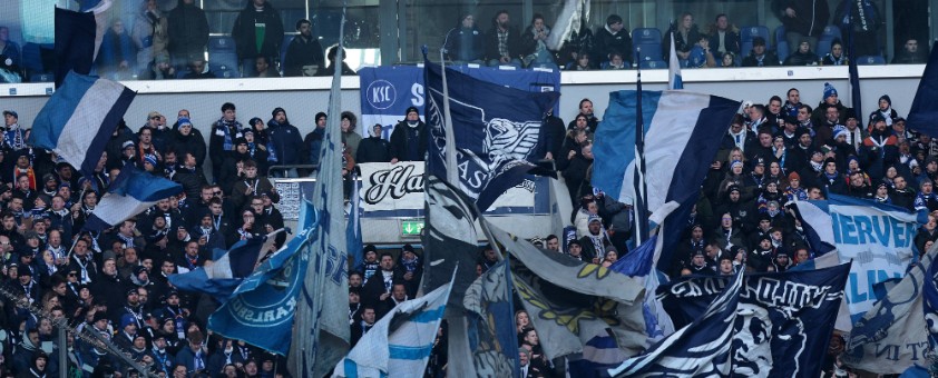 Fans des Karlsruher SC auf der Tribüne des Stadions.