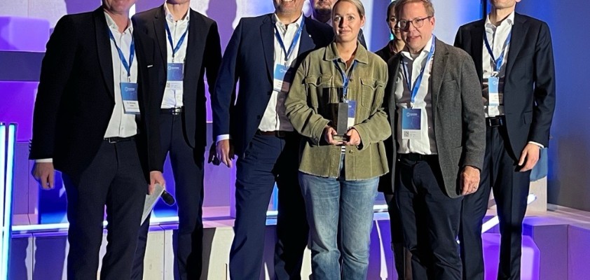 Martin Gräfer, Sophie Röhlk und Dr. Burghard-Orgwin Kaske von die Bayerische mit Vertretern des InsurTechHub Munich auf der Insurance Innovation Night  