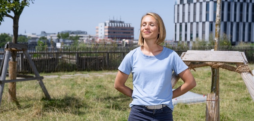 Magdalena Neuner steht auf einem Almdach in München und genießt mit geschlossenen Augen die Sonne.