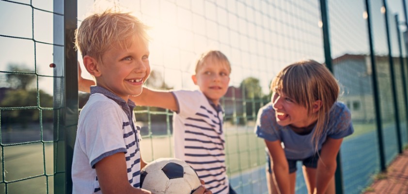 Schüler spielen in der Pause Fußball auf dem Pausenhof