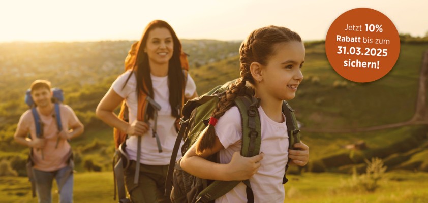 Eine junge Familie mit Rucksäcken beim Wandern