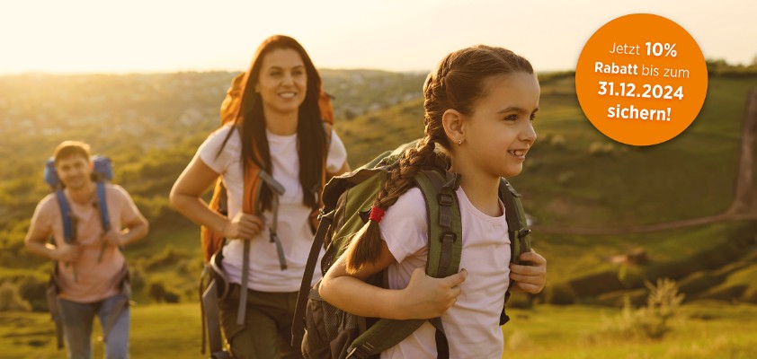 Eine junge Familie mit Rucksäcken beim Wandern