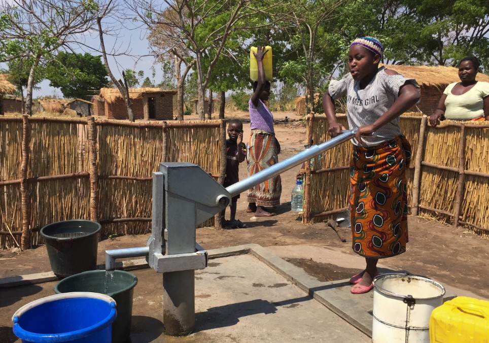 Pressefoto Projektfoto Brunnenbau Malawi Bild