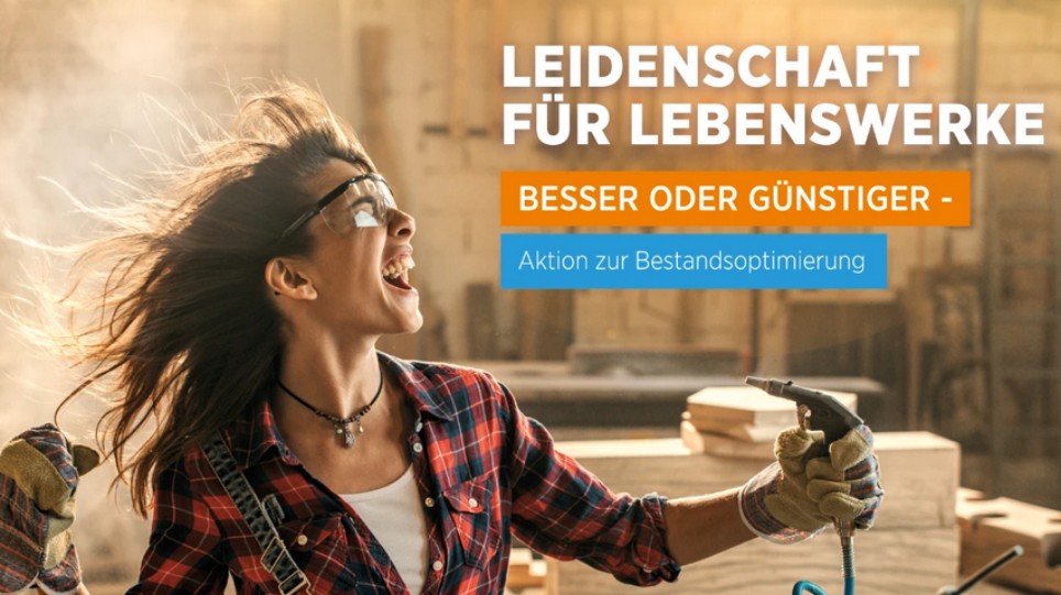 Junge Handwerkerin rockt mit Mikrofon in ihrer Werkstatt, das Bild enthält einen Banner zur Aktion "Besser oder günstiger."