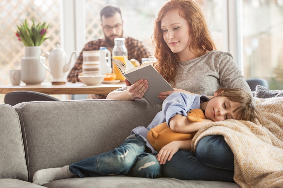 Mutter, Vater und Kind genießen einen ruhigen Morgen zu Hause