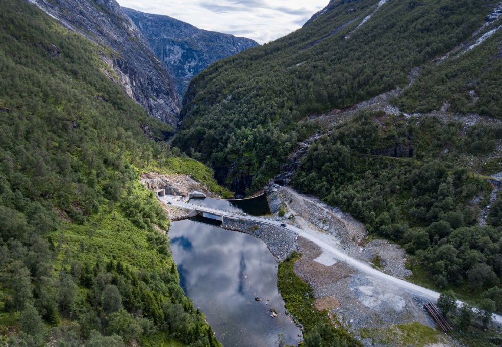 Wasserkraftwerk inmitten norwegischer Berge