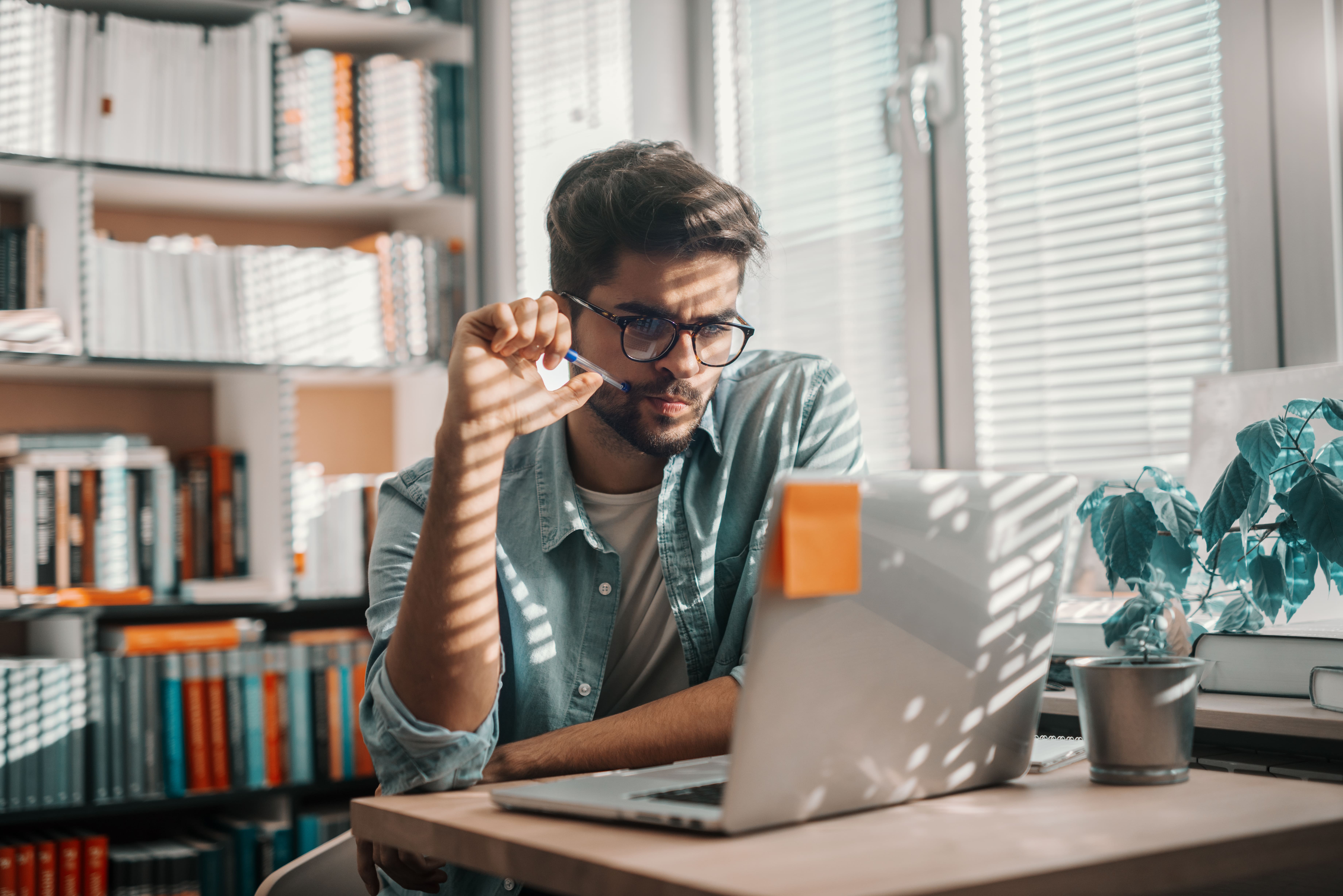 Person who writes books. Парень студент с ноутбуком. Человек за ноутбуком. Человек за работой. Студент за работой.